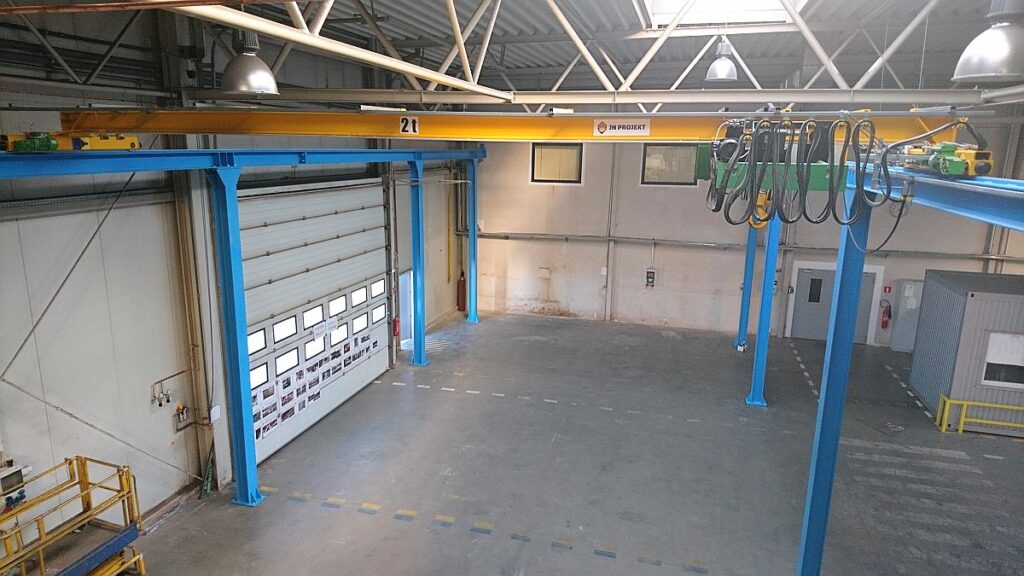 Jednodźwigarowe suwnice natorowe z wciągarką linową na konstrukcji podsuwnicowej w spawalni ze sterowaniem radiowym