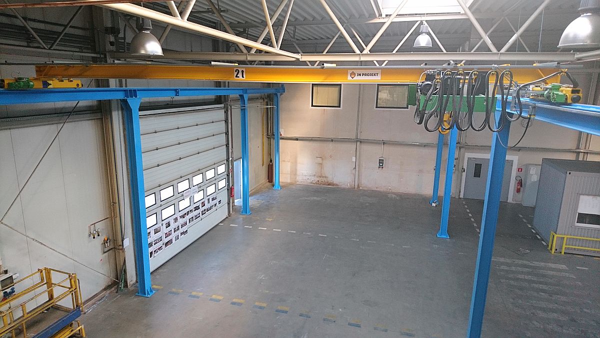 Jednodźwigarowe suwnice natorowe z wciągarką linową na konstrukcji podsuwnicowej w spawalni ze sterowaniem radiowym