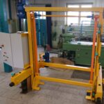 Suwnica do galwanizerni z pasami podnoszenia i napędami podczas montażu fabrycznego