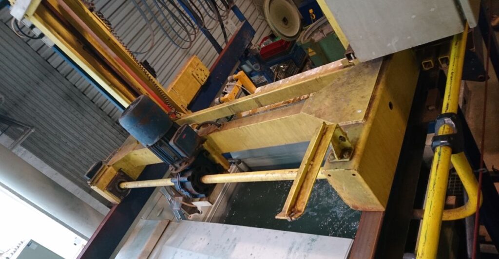 Suwnica technologiczna nad wanną cynkowni galwanicznej podczas pracy