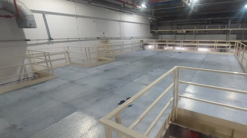 antresola-w-hali-produkcyjnej-stalowa-pokryta-blachą-żeberkową-ocynkowaną-ogniowo-z-barierkami-malowana-natryskowo.