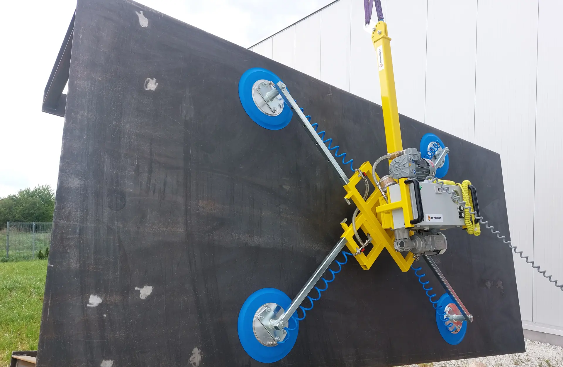 Chwytak próżniowy z regulowanymi ssawkami do podnoszenia i montażu okien