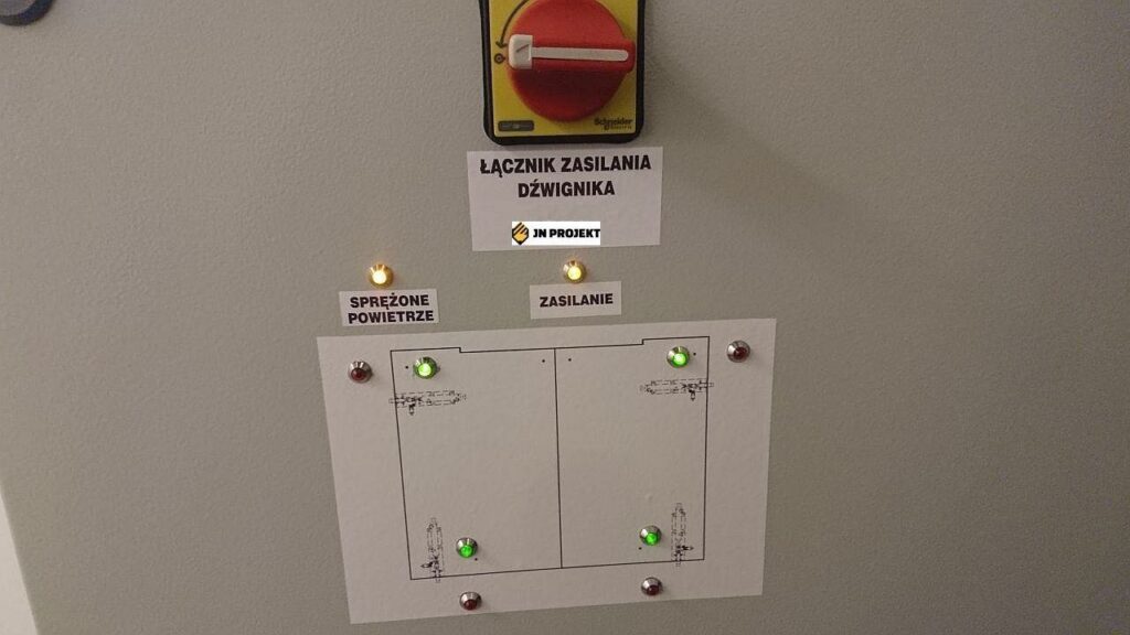 dźwig towarowy z panelem kontrolnym dźwigu towarowego
