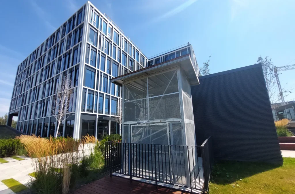 dźwignik-w-zabudowie-do-transportu-pojemników-typu-bóbr-1100l-obsługujący-biurowiec-alpha-airport-city-gdańsk-terminal-T2.