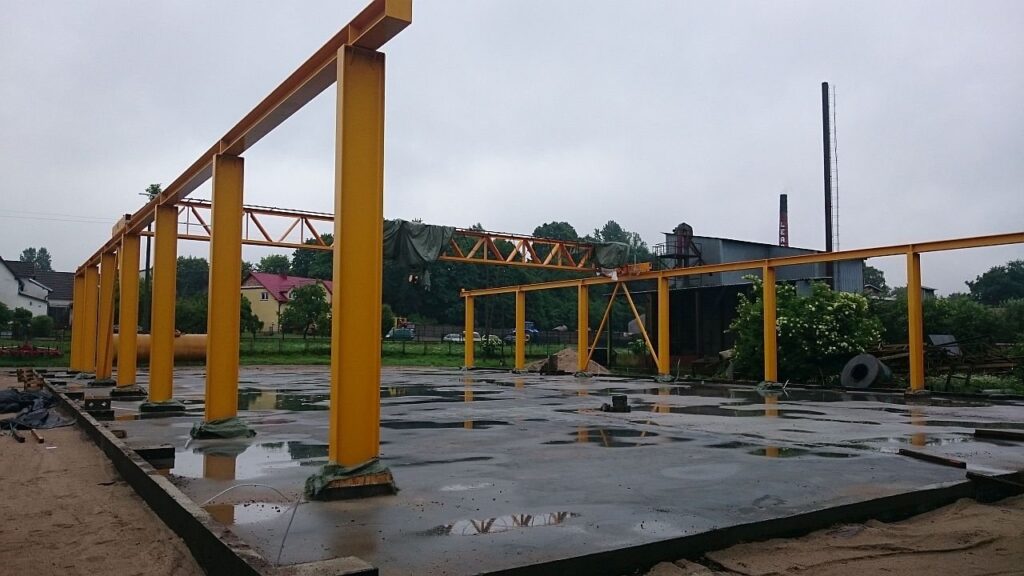Estakada suwnicy natorowej jednodźwigarowej z torowiskiem i słupami kotwionymi do fundamentów na kotwy chemiczne hilti
