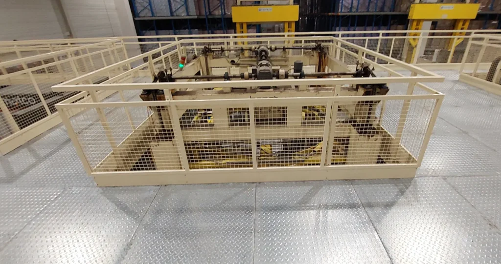 konstrukcja-platformy-obsługowej-kryta-blachą-łezkową-z-barierkami-wypełnionymi-siatką-stalową-lakierowanymi-proszkowo.