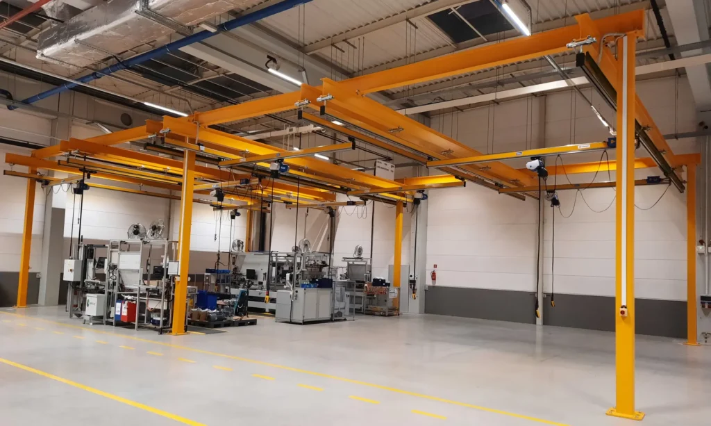 konstrukcja-stalowa-wsporcza-z-ośmioma-suwnicami-podwieszanymi-jednodźwigarowymi-zasilanymi-przewodami-wleczonymi.