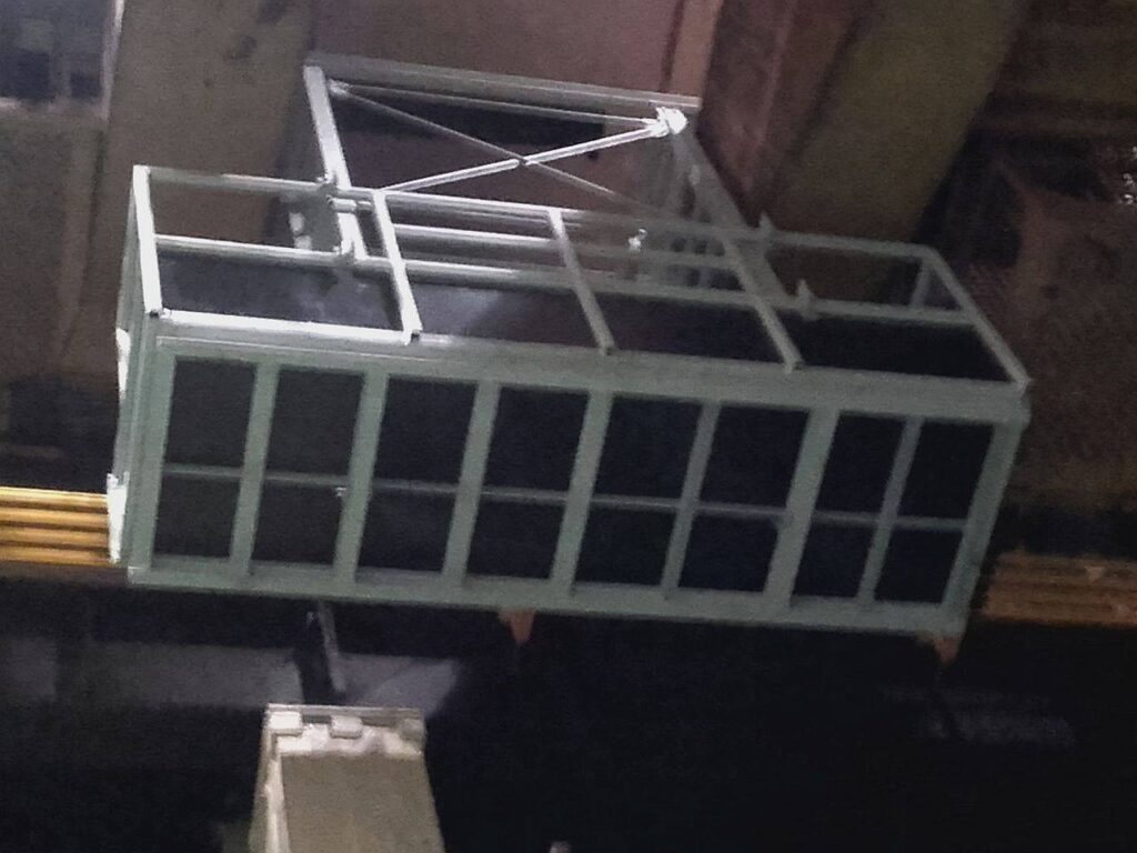Kosz instalacyjny na suwnicy dwudźwigarowej