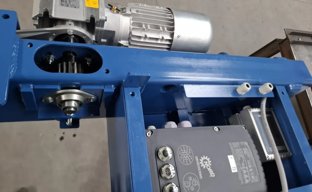 mechanizm-napędu-trawersy-z-listwą-zębatą-i-kołem-zębatym-sterowany-motoreduktorem-z-falowmnikiem-nord-napędy.