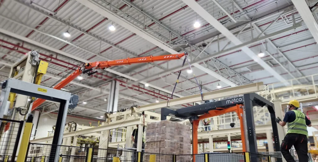 montaż-konstrukcji-stalowej-antresoli-jnprojekt-w-hali-magazynowej-za-pomocą-mini-żurawia-jekko-spx650-dolnośląskie.