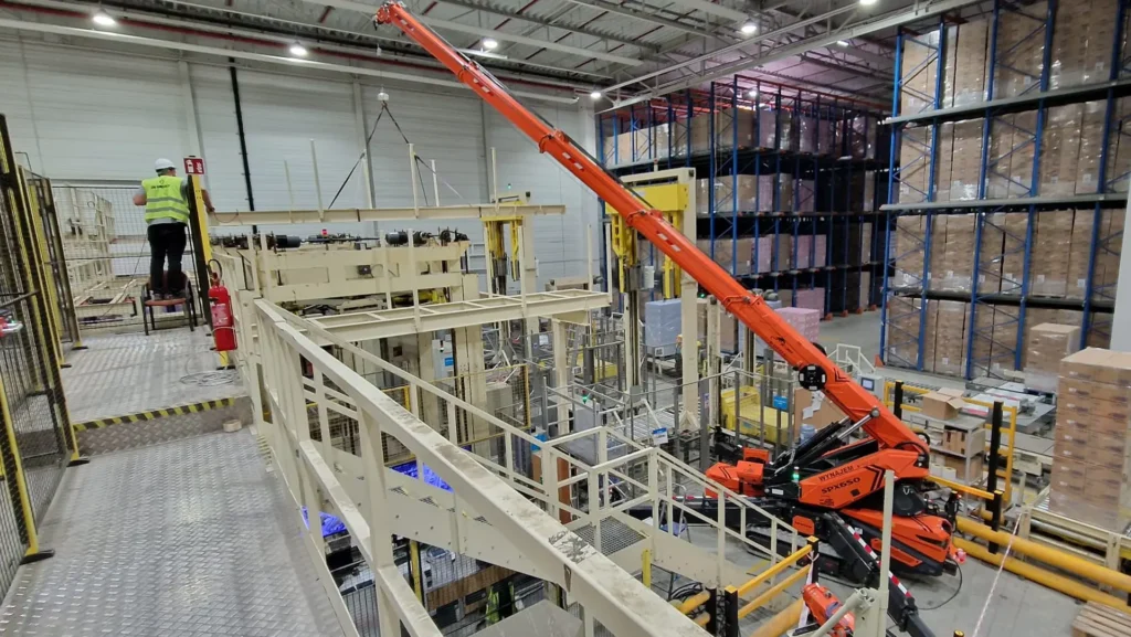 montaż-konstrukcji-stalowej-antresoli-w-hali-magazynowej-za-pomocą-mini-żurawia-jekko-spx650-jnprojekt-zgodnie-z-bhp.