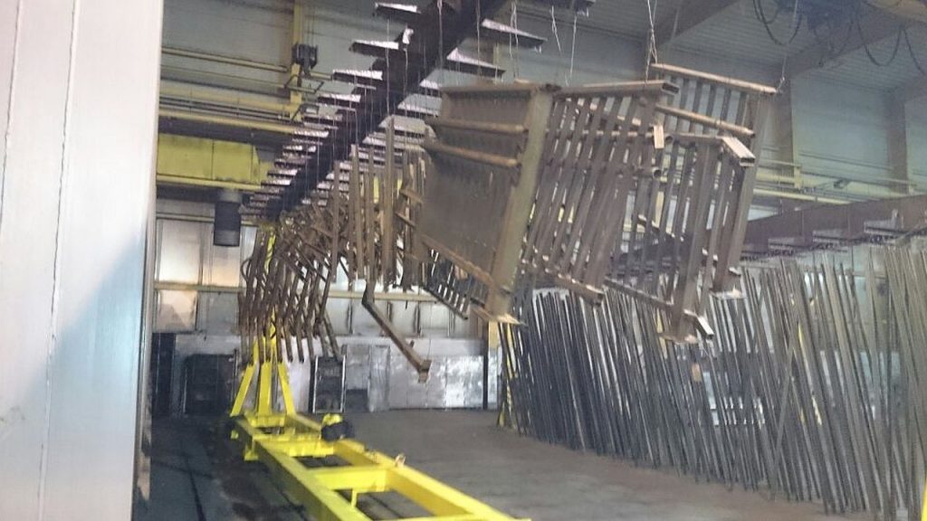 P0latforma transportowa szynowa o udźwigu 10t podczas pracy w cynkowni ogniowej
