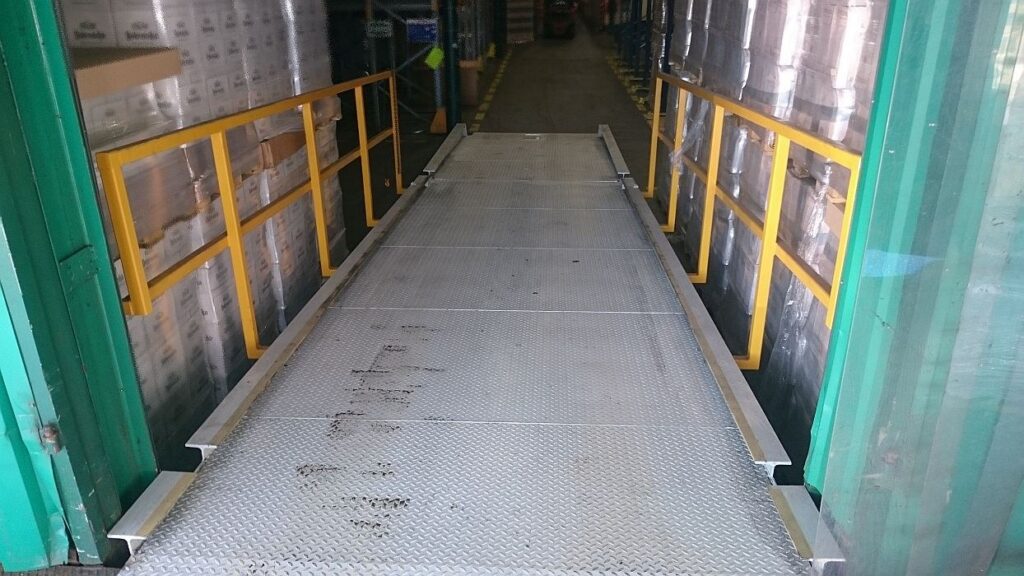Składana rampa transportowa 5 t w magazynie
