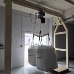 Stanowisko rozładunku worków Big Bag z trawersą i przejezdną wciągarką elektryczną łańcuchową