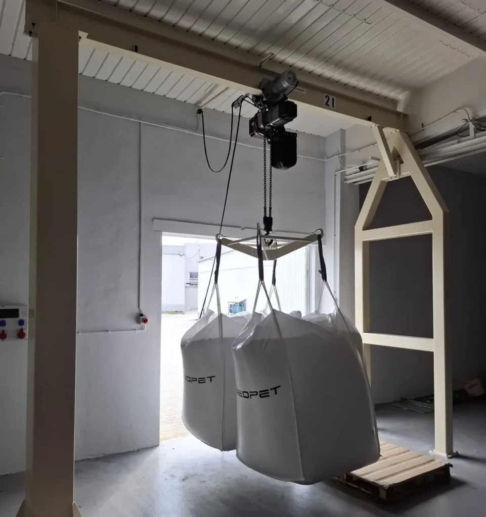 stanowisko-rozładunku-worków-big-bag-z-trawersą-i-wciągarką-elektryczną-łańcuchową-przejezdną-z-konstrukcją-wsporczą.