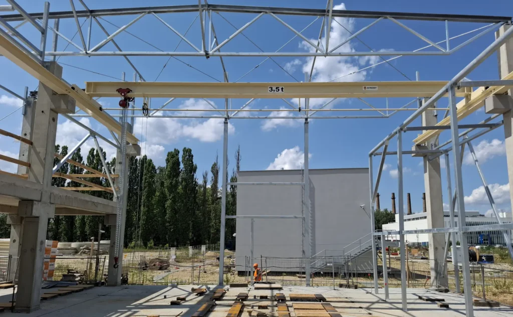 suwnica-natorowa-jednodźwigarowa-z-napędami-ręcznymi-do-serwisowej-obsługi-stacji-transformatorowej-rozpiętość-12-m.