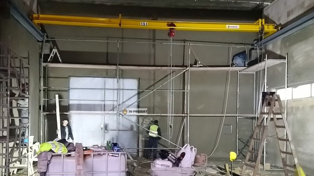 Ręczna suwnica natorowa jednodźwigarowa z wciągarką łańcuchową w stacji transformatorowej