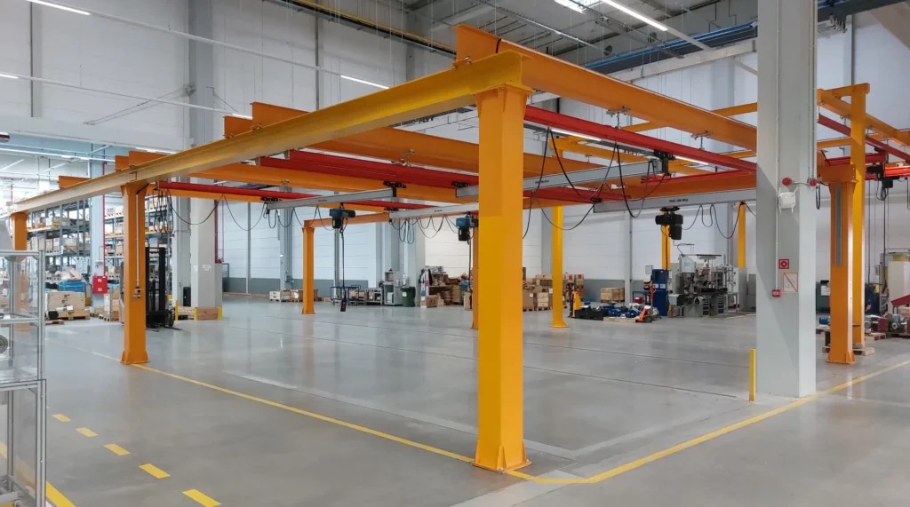 suwnice-podwieszane-lekkie-do-prac-montażowych-w-hali-z-konstrukcją-wsporczą-z-wciągnikami-elektrycznymi-łańcuchowymi.