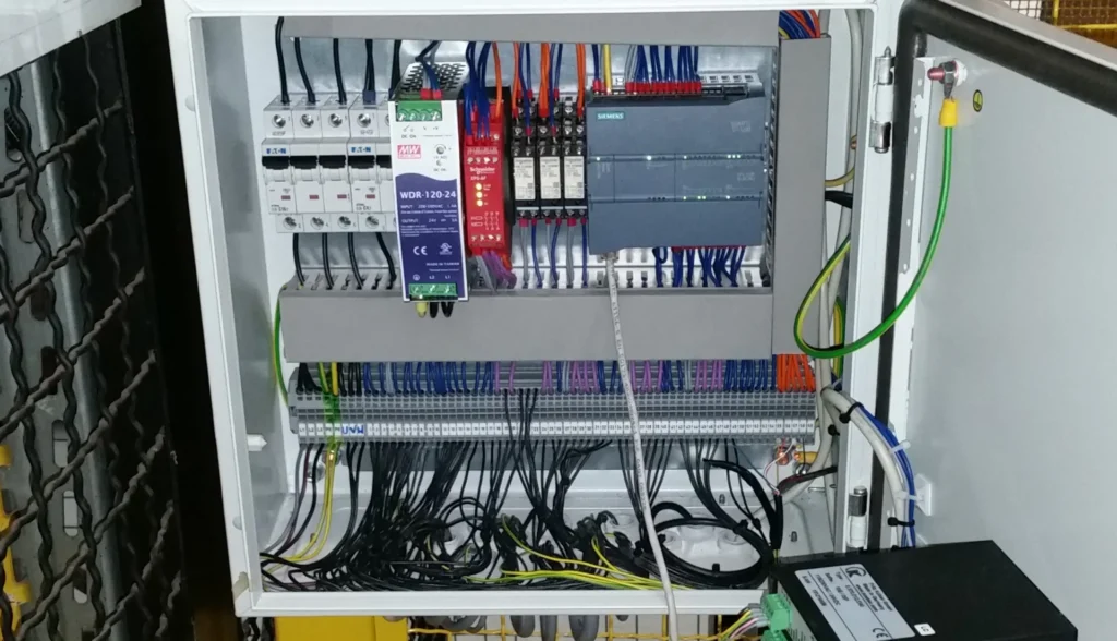 szafa-sterownicza-dźwignika-do-transportu-pionowego-towarów-i-kompletacji-w-magazynie-kaeser-kompressoren.