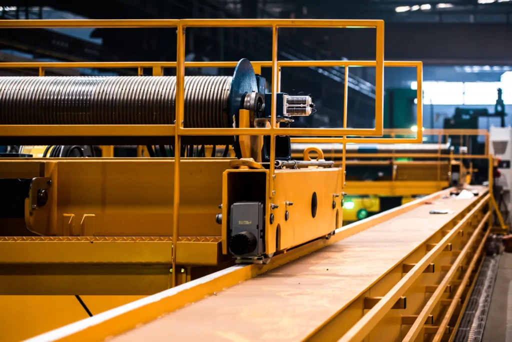 wciągarka-linowa-przejezdna-elektryczna-z-pomostem-obsługowym-na-suwnicy-dwudźwigarowej-próbny-montaż-i-uruchomienie.