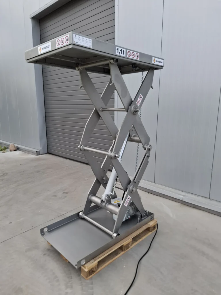 Dwunożycowy podest hydrauliczny z jednym siłownikiem i ramką bezpieczeństwa podczas testów