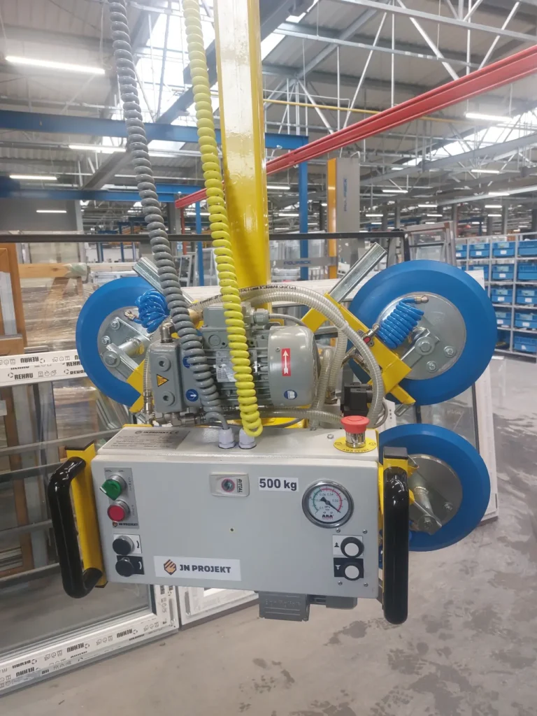 Chwytak podciśnieniowy do szyb z rozsuwanymi ramionami podwieszony do suwnicy