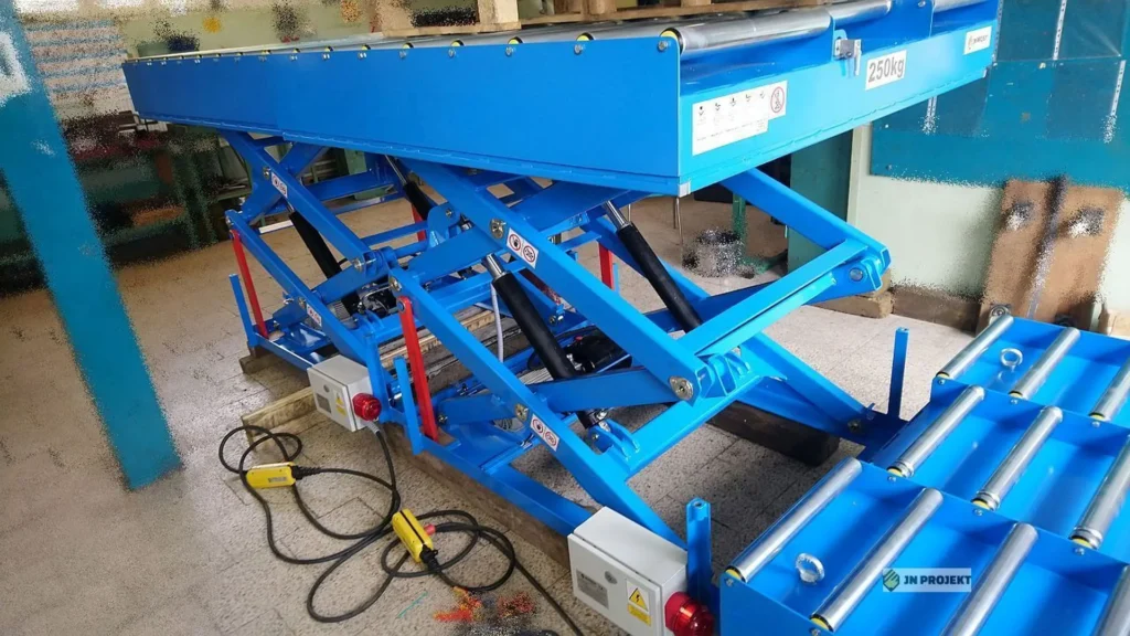 Dwunożycowy podest hydrauliczny z platformą rolkową do transportu ładunku