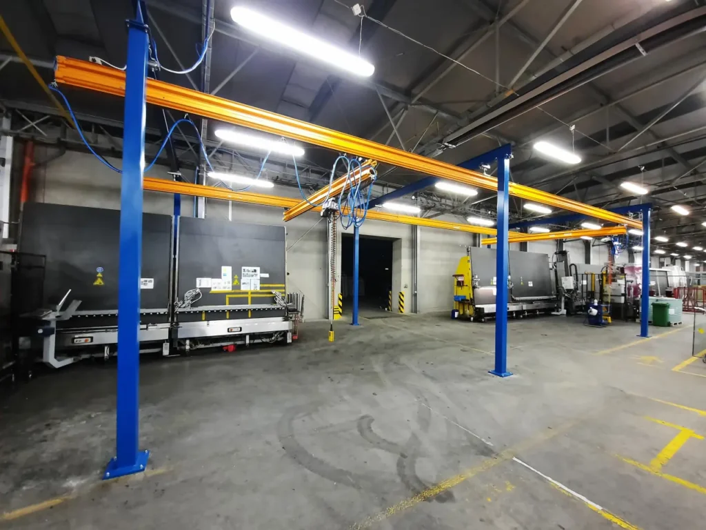 Konstrukcja stalowa z torami jezdnymi i lekkimi suwnicami podwieszanymi modułowymi do obsługi chwytaków pneumatycznych