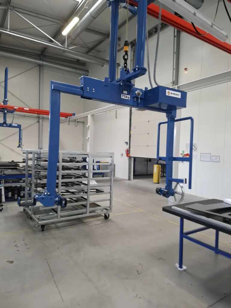 Manipulator suwnicowy z teleskopowymi ramionami i obrotem w dwóch osiach