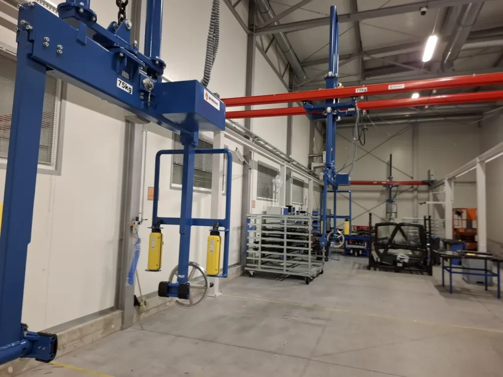 Manipulator suwnicowy z panelami sterowniczymi do obsługi suwnicy i wciągarki