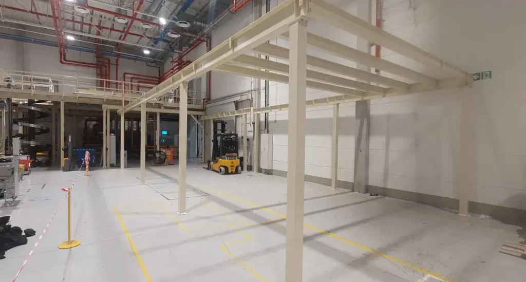 Szkielet konstrukcji stalowej platformy w trakcie montażu w hali