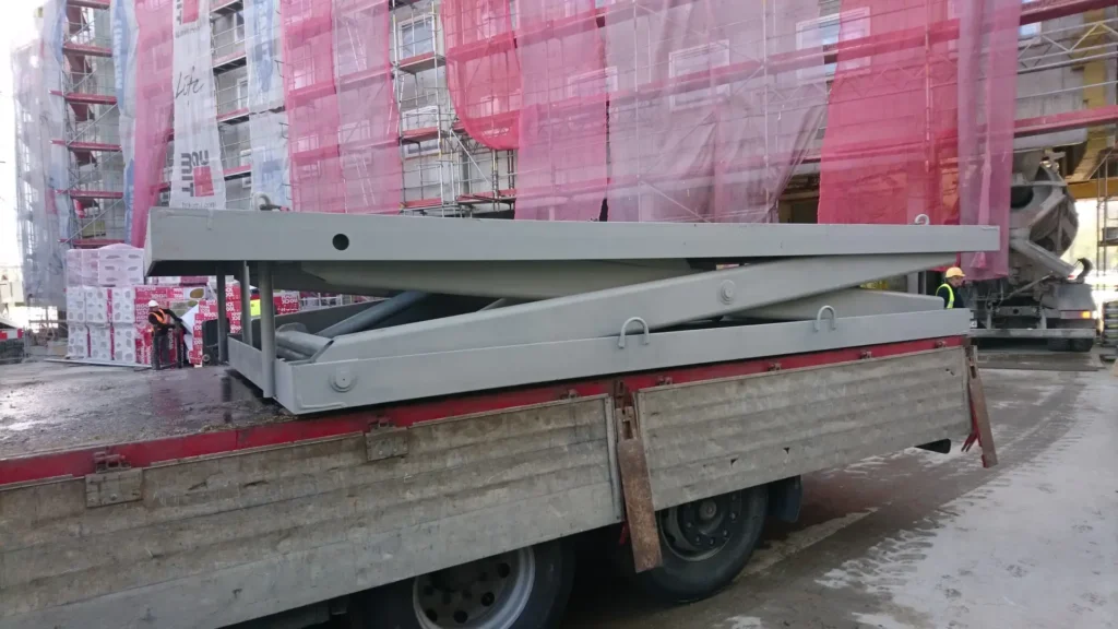 Transport podnośnika platformowego przygotowanego do instalacji w kanale nowego obiektu