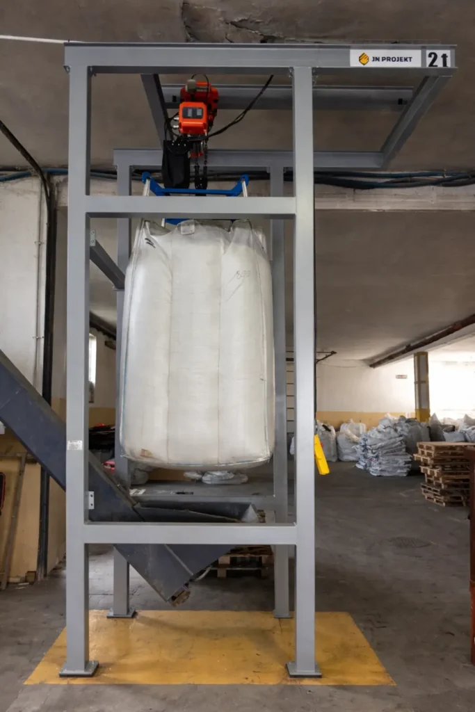 Worek BIG-BAG ustawiony nad lejem zasypowym przed opróżnianiem materiału