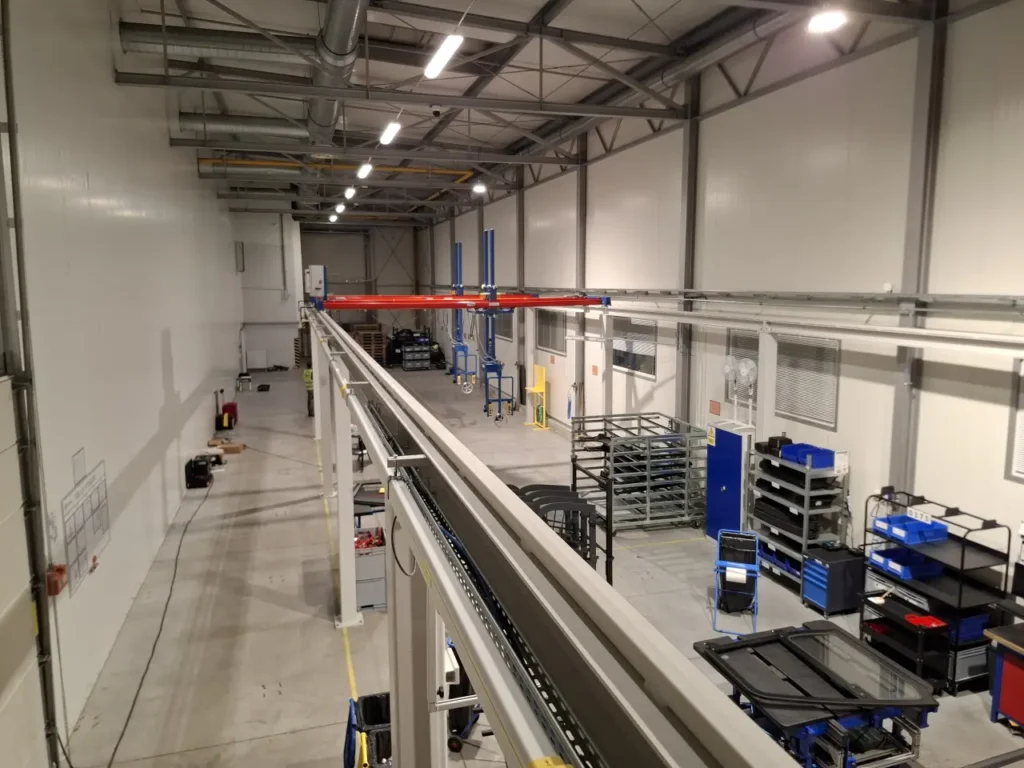 Suwnica natorowa specjalna zamontowana na estakadzie w hali produkcyjnej