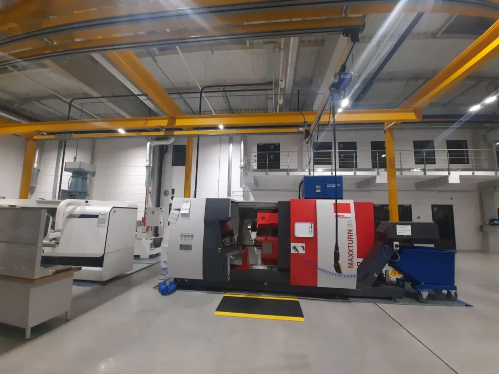 Suwnice podwieszane przy centrum CNC MAXXTURN 95