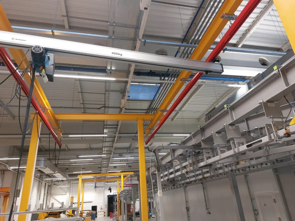 Suwnica podwieszana do obsługi malarni z wciągarką łańcuchową