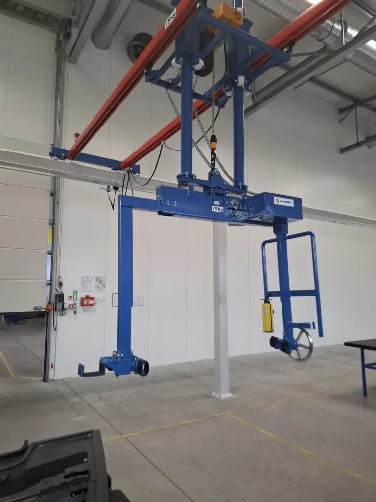 Dwudźwigarowa suwnica natorowa z manipulatorem z rozsuwanymi ramionami i prowadzeniem ładunku