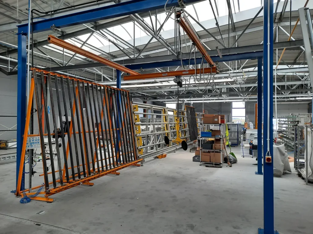 Suwnica stanowiskowa z chwytakiem próżniowym do obsługi szyb w produkcji okien