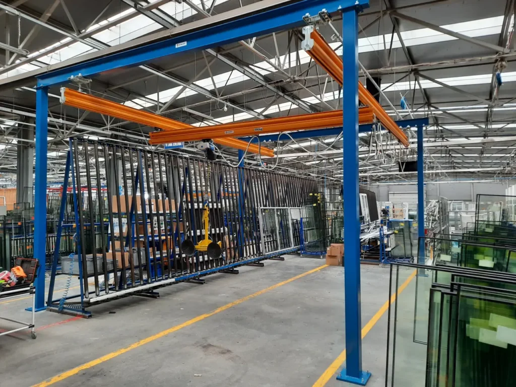 Suwnica technologiczna z manipulatorem do transportu szyb i okien w hali produkcyjnej