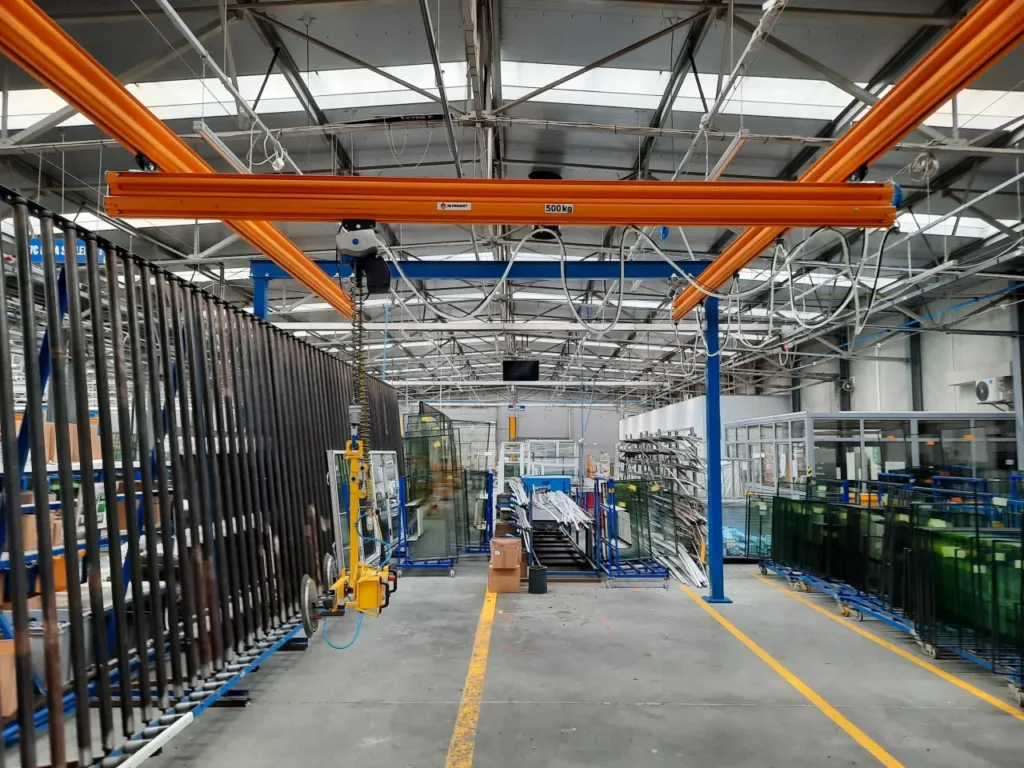 Suwnica technologiczna z manipulatorem do szyb przy linii produkcji okien