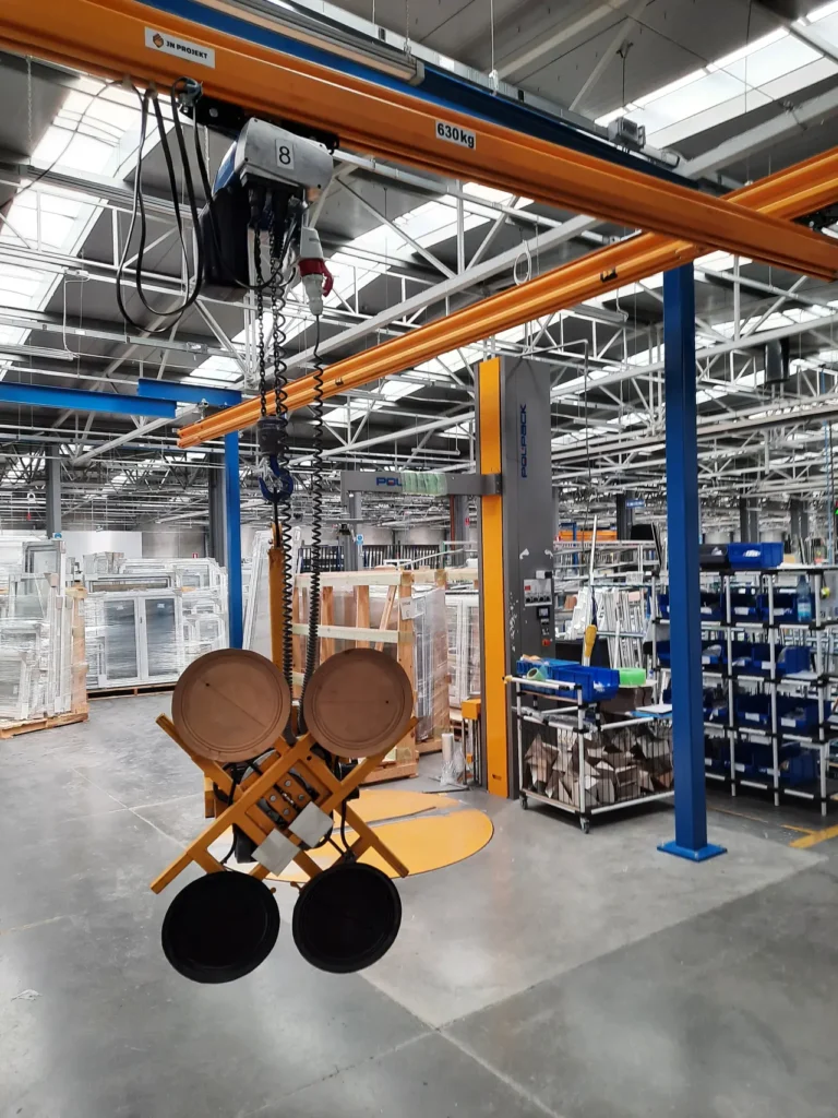 Suwnica technologiczna z chwytakiem podciśnieniowym do transportu szyb przy produkcji okien