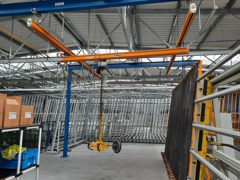 Suwnica technologiczna z chwytakiem podciśnieniowym do manipulacji szybami przy produkcji okien