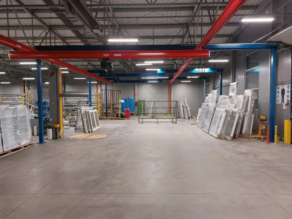 System suwnic podwieszanych modułowych z wciągnikami łańcuchowymi do pakowania okien w hali produkcyjnej