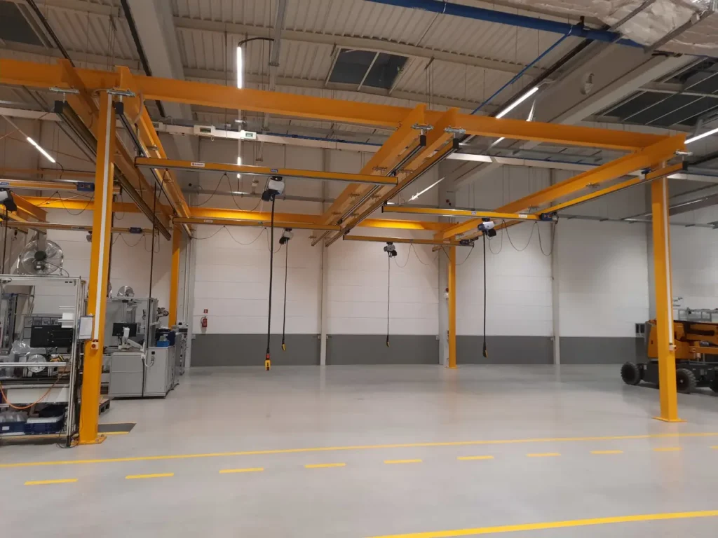 Konstrukcja wsporcza z torami jezdnymi i suwnicami modułowymi z wciągnikami łańcuchowymi w hali