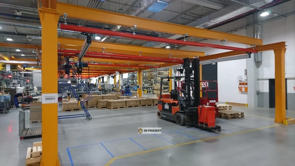 Lekkie suwnice modułowe z profili aluminiowych nad stanowiskami montażowymi w hali