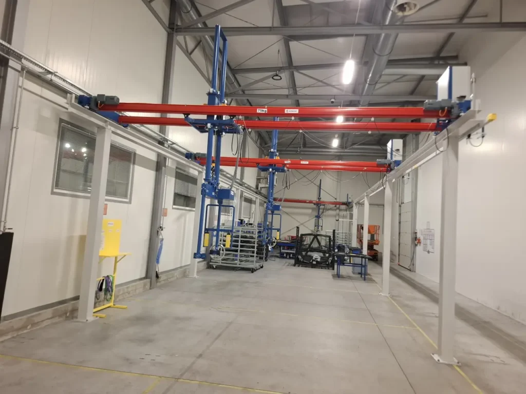 Suwnice technologiczne z manipulatorami pracujące na wspólnej estakadzie