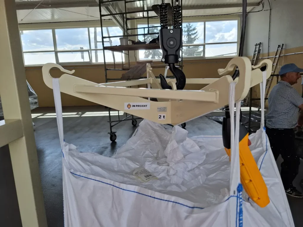 Zawiesie do podnoszenia worków BIG-BAG z podczepionym workiem w hali