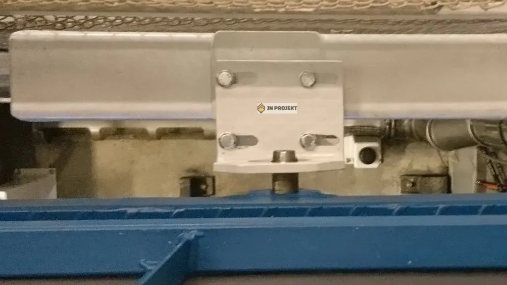 Sworzeń blokujący platformę towarową w górnym położeniu