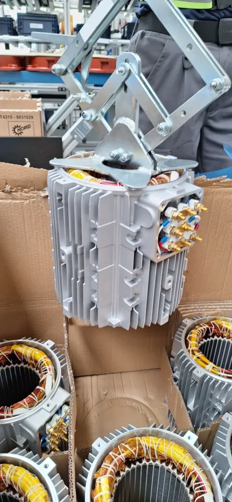 Zawiesie do podnoszenia stojanów silników elektrycznych podczas odkładania do opakowania