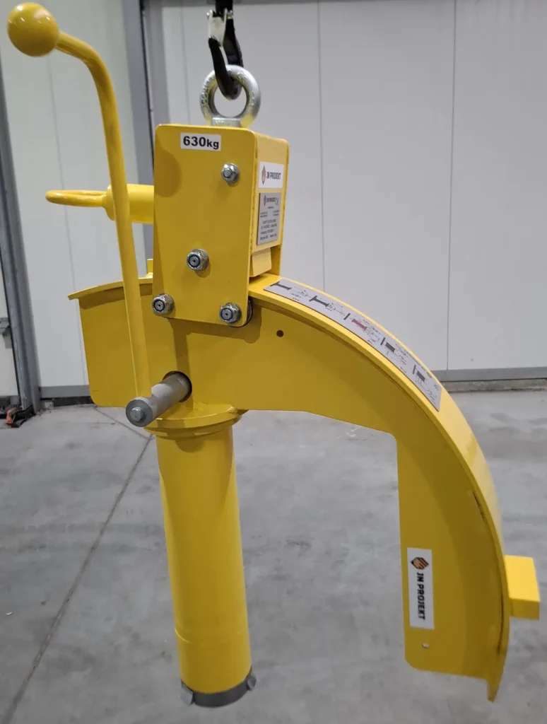 Zawiesie do podnoszenia szpul z drutem ustawione do transportu w osi pionowej